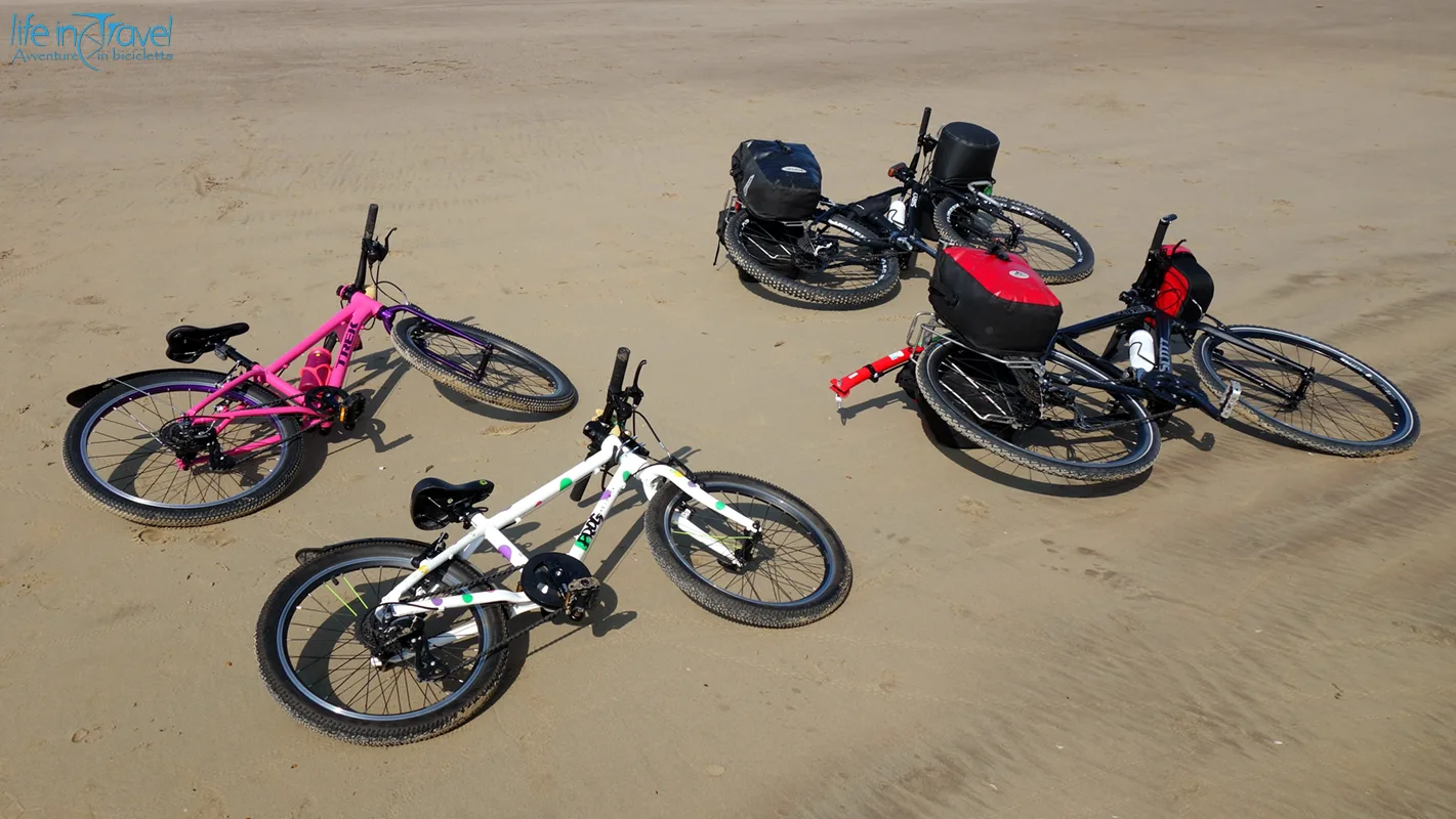 02 bimbi in bici spiaggia