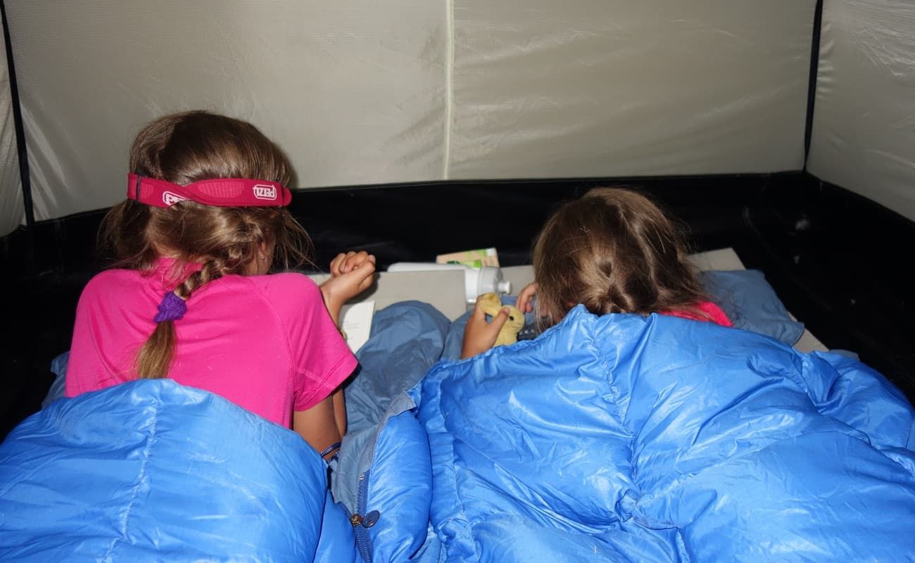 bimbe in tenda