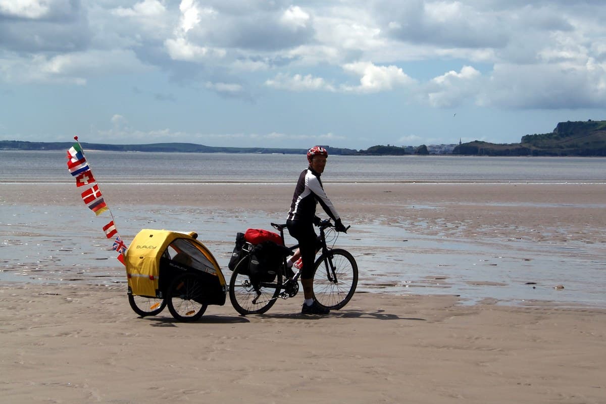 05 in bici con bimbi sulla spiaggia