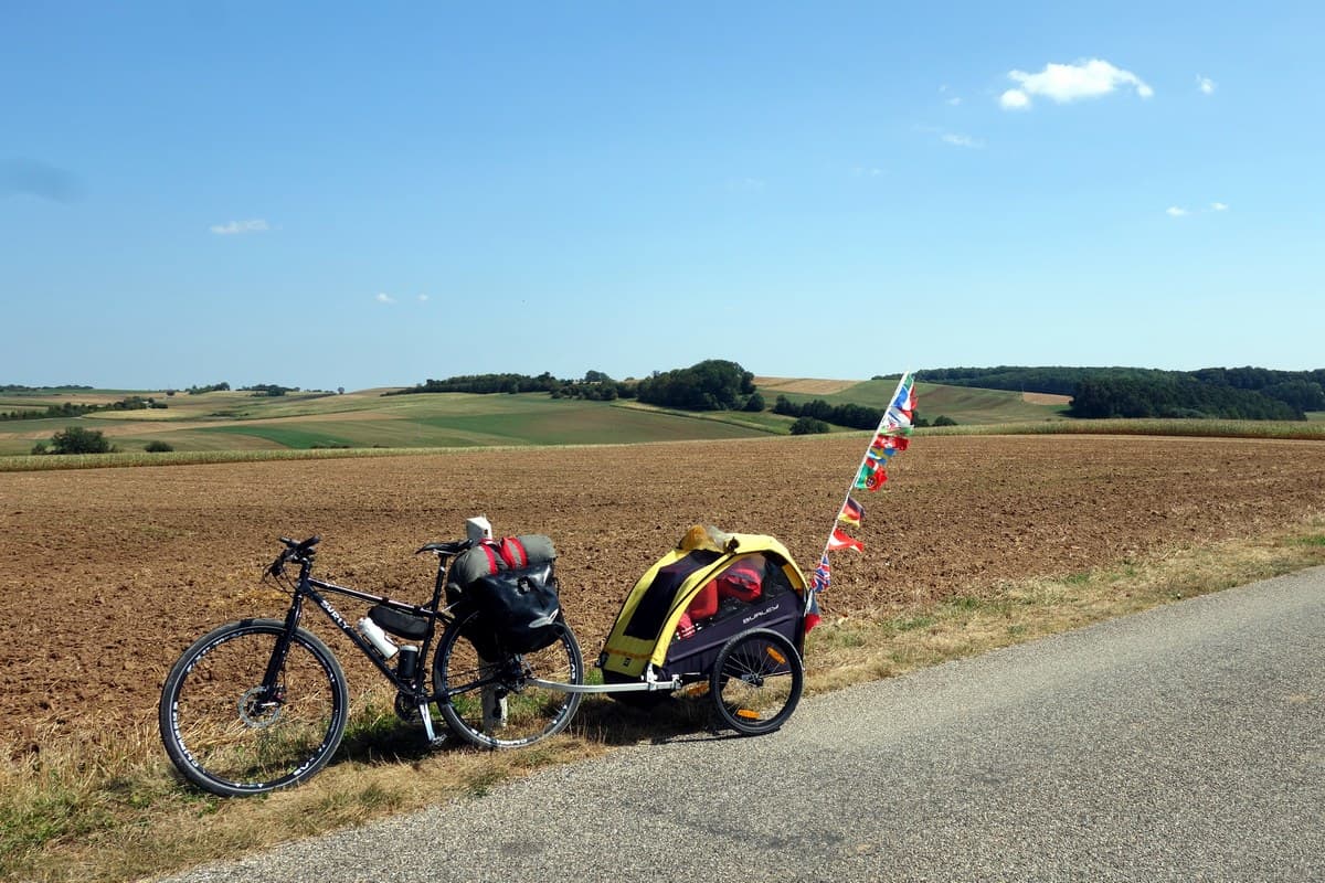10 bici e carrello con bagagli