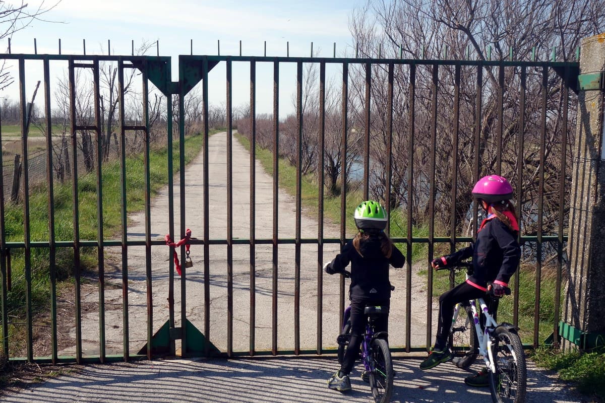 cancello chiuso ciclabile