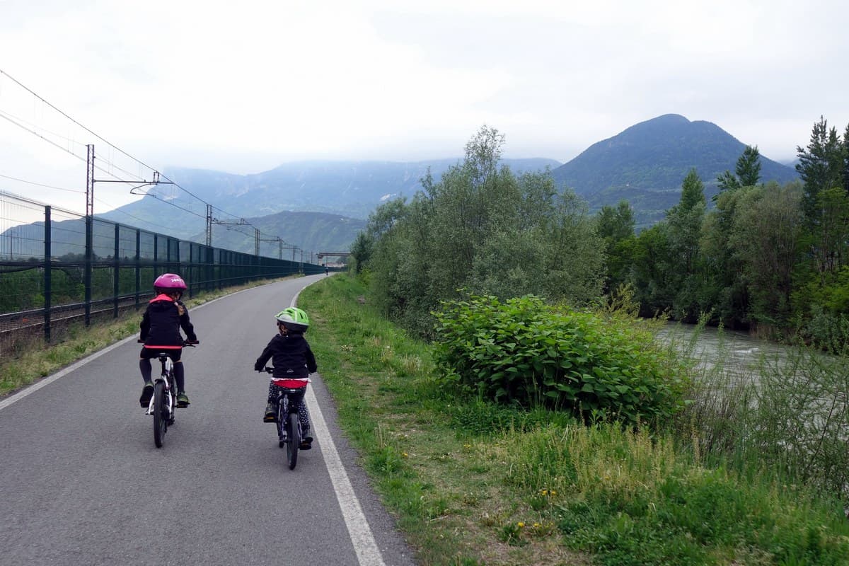 ciclabile adige con bimbi