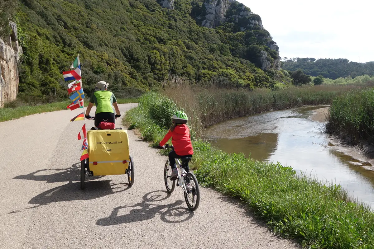 05 pedalando con bimbi lungo il fiume