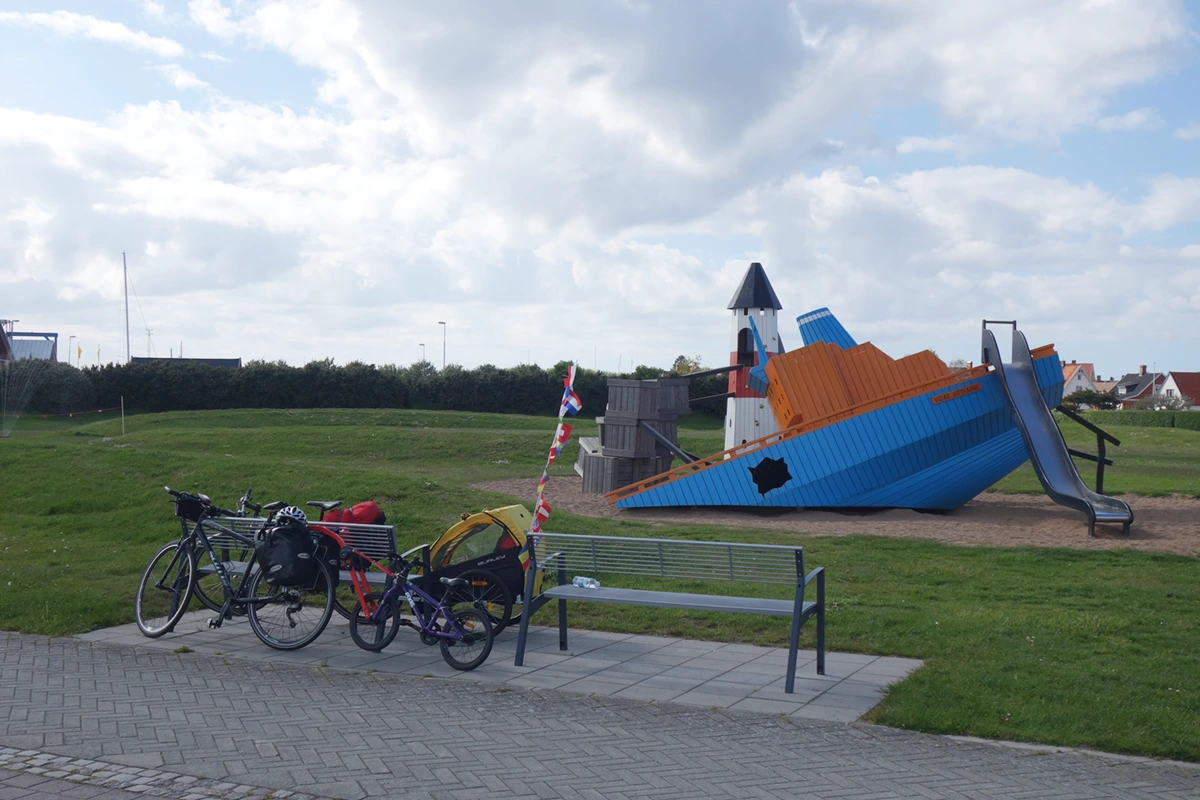 06 in bici con i bimbi parco giochi