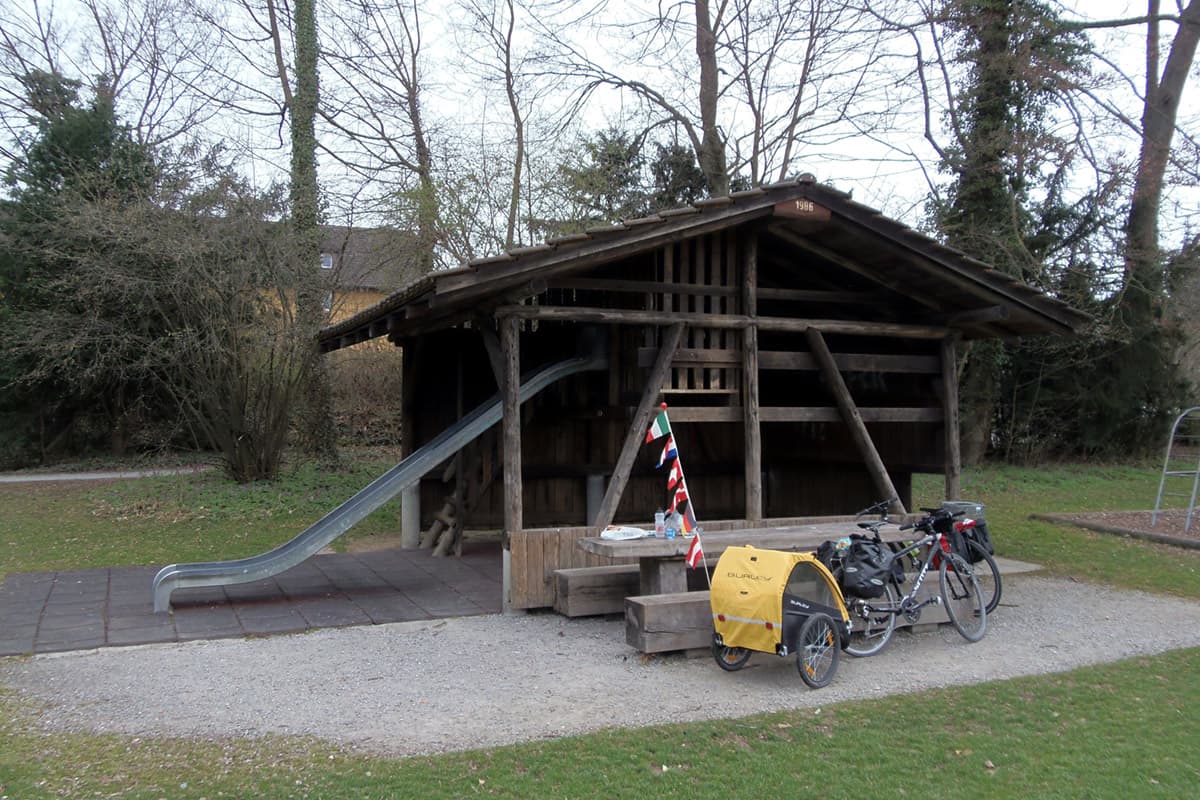 09 area giochi con bici