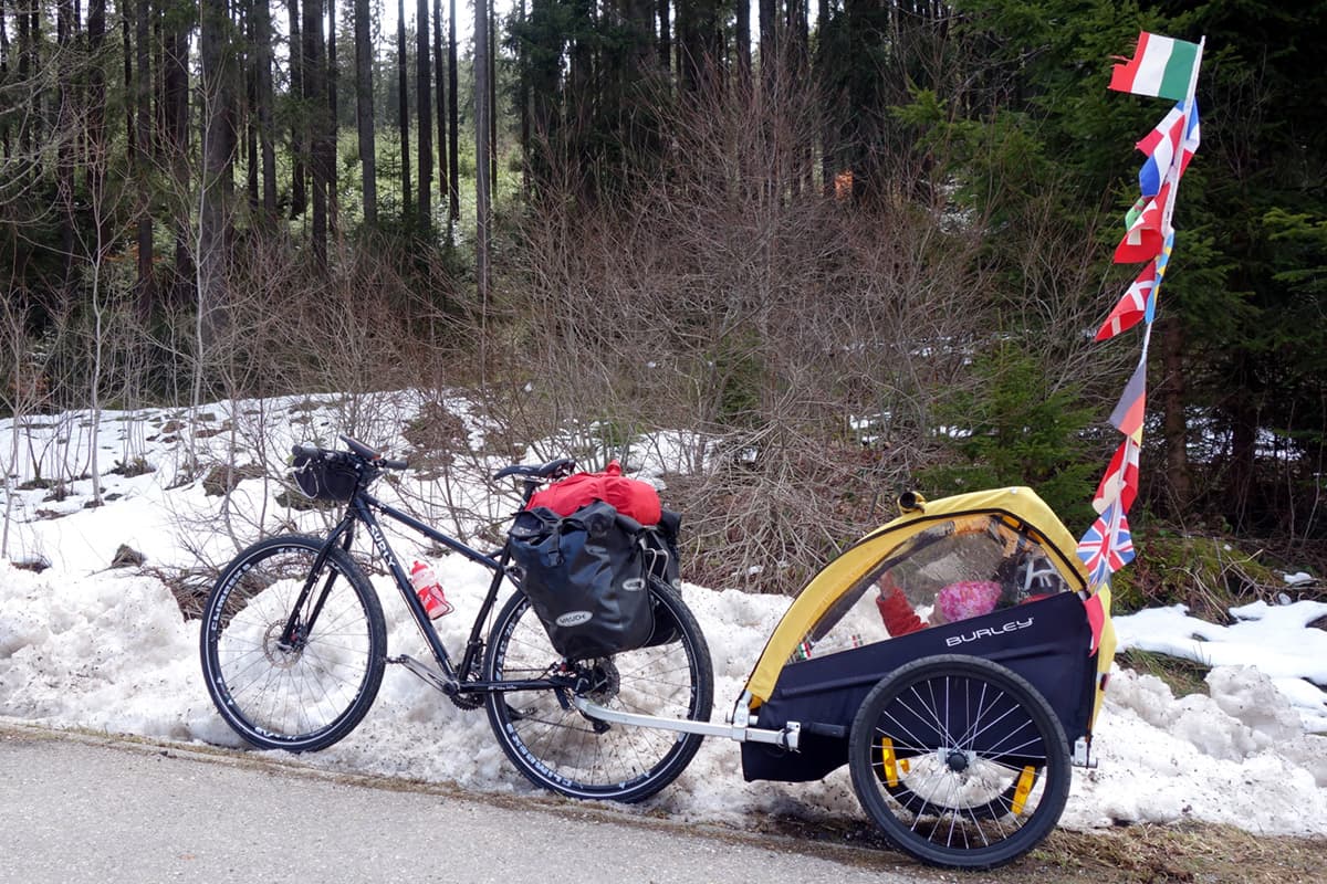carrellino con bimbi in bici neve