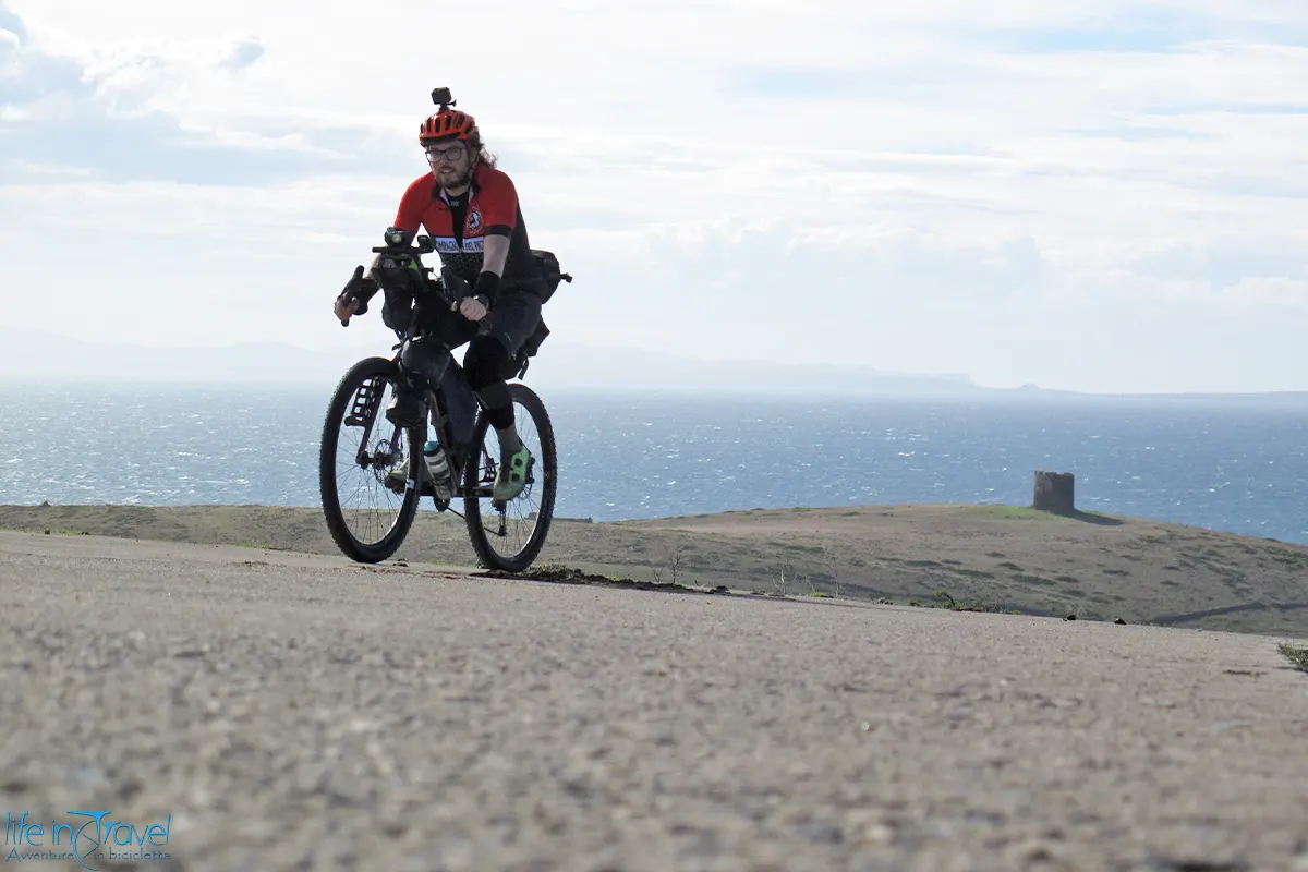 Asinara in bici bella con torre