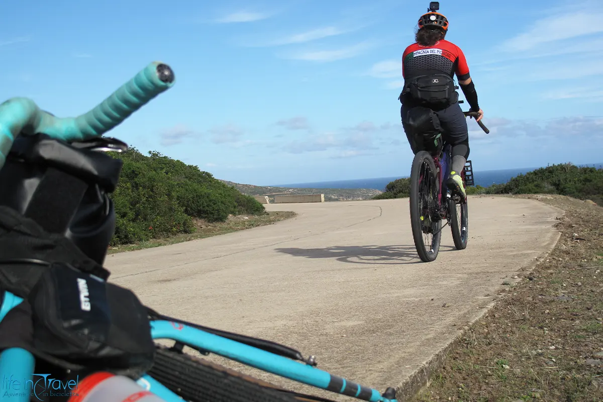 Asinara in bici da dietro