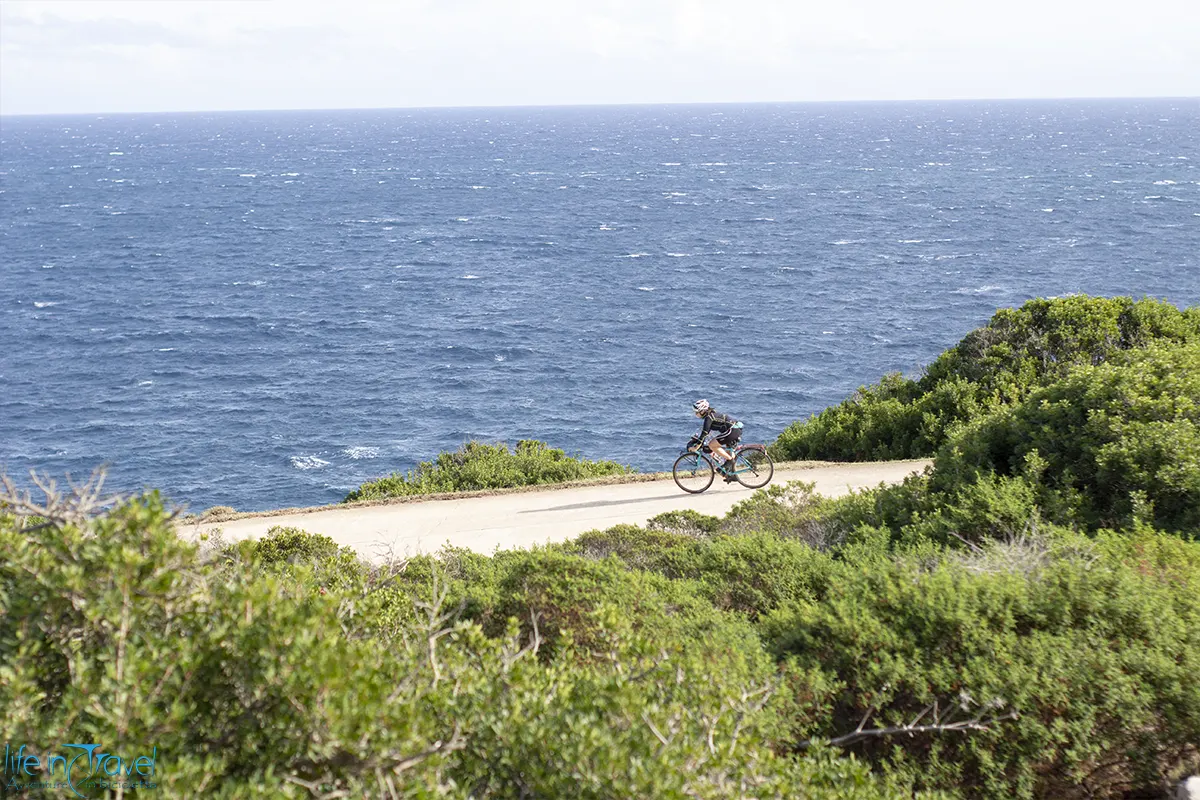 Asinara in bici discesa con mare