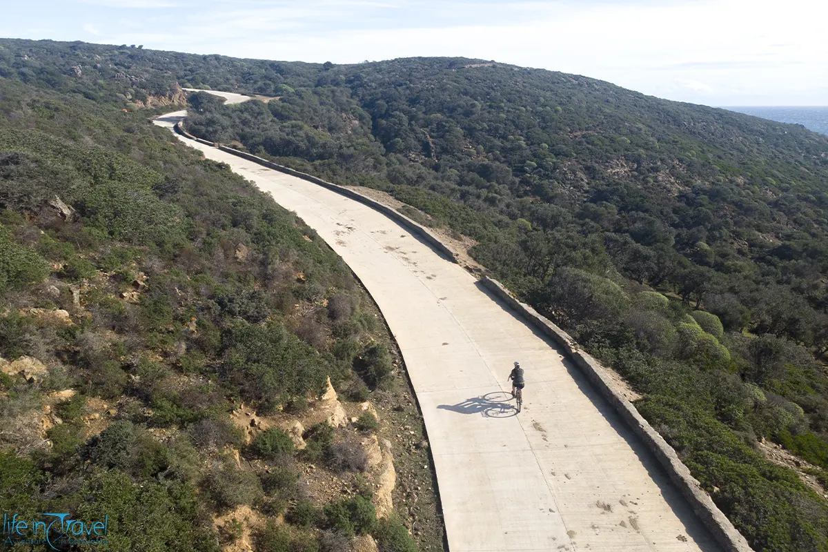Asinara in bici salita con drone