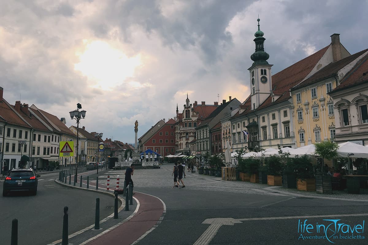 Ciclabile della Drava nuvole a maribor