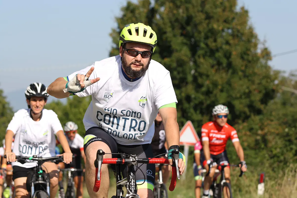 in bici contro il dolore saluto