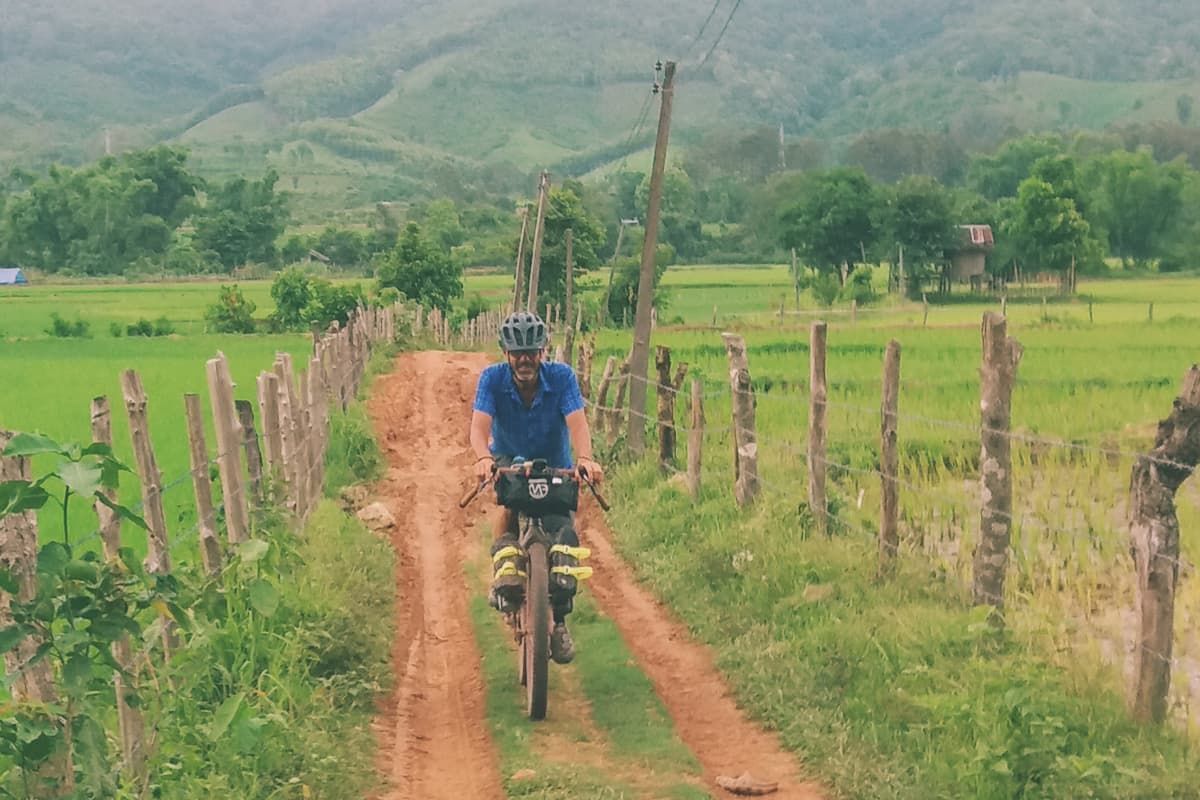 Bikepacking Laos gian sorriso