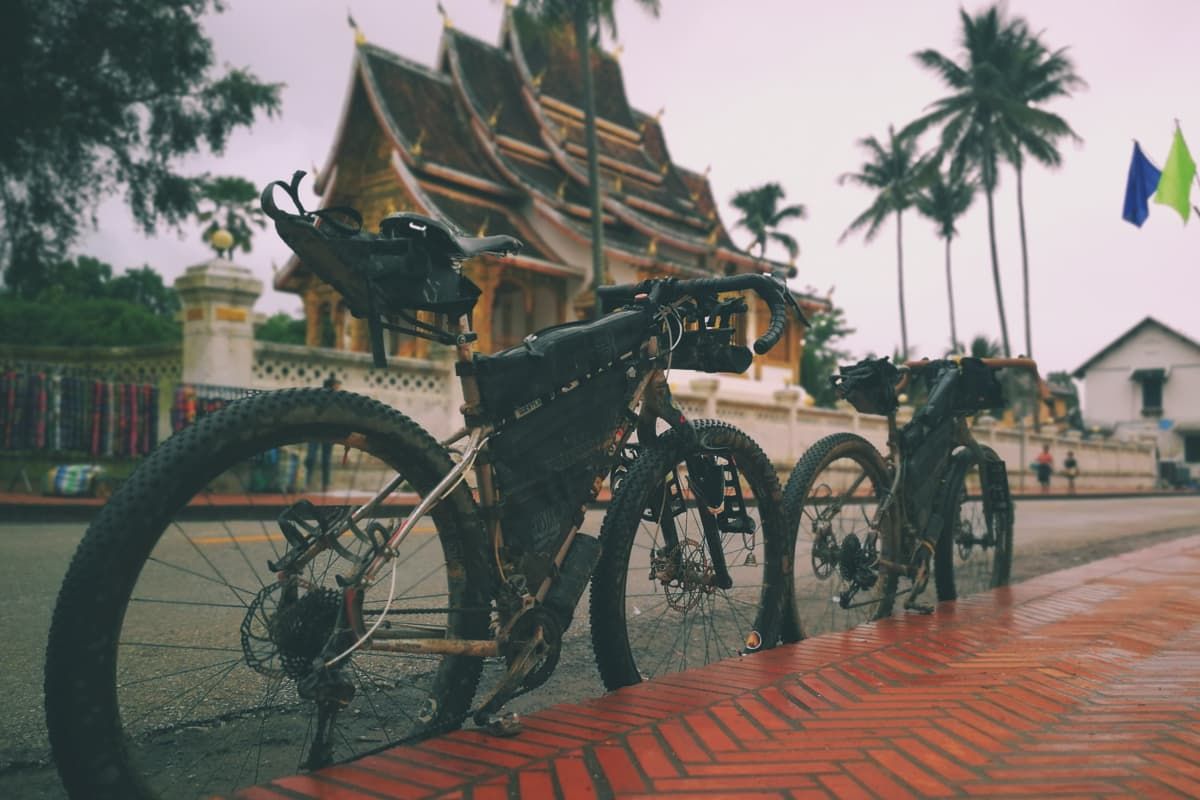 Laos in bikepacking tempio