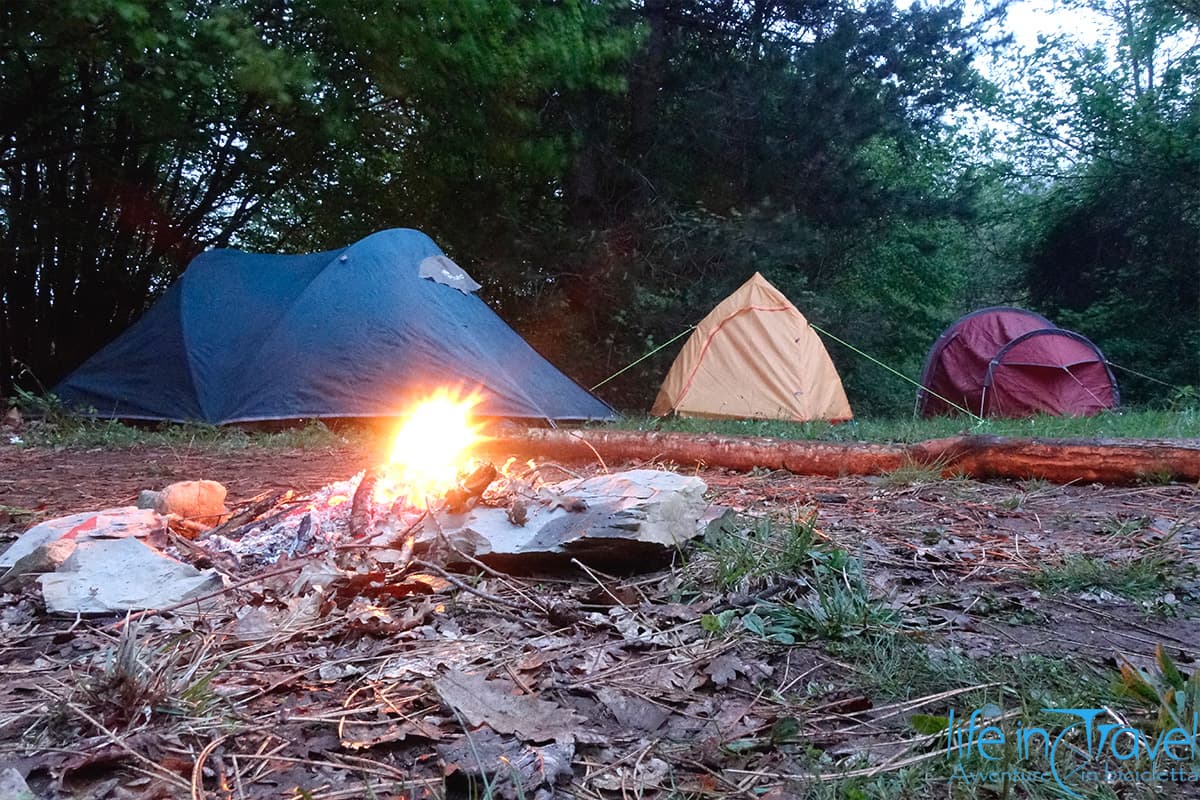 Tenda bikepacking Tenda attorno al fuoco