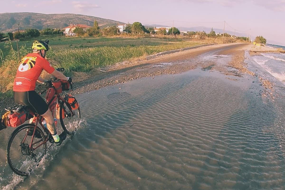 Peloponneso in bicicletta mare in strada