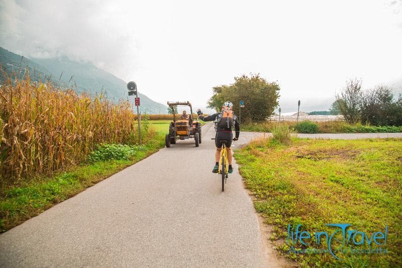 ciclabile vicino il fiume ticino