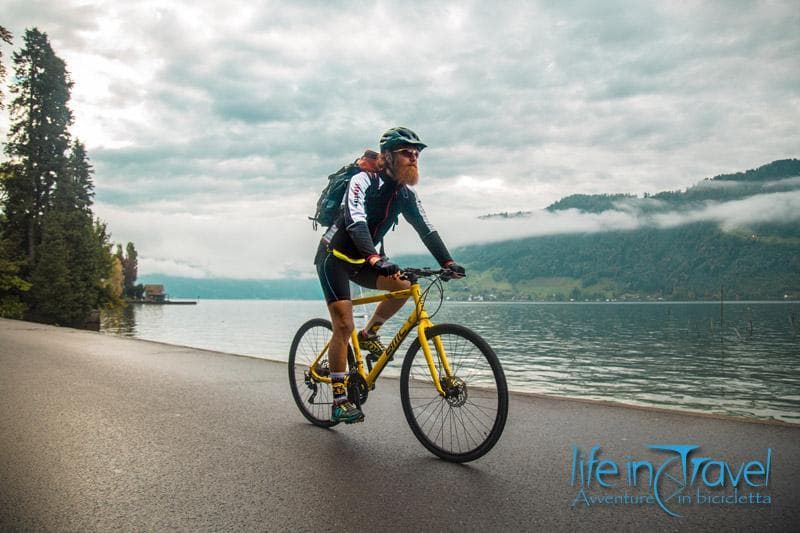 in bici sul lago di lucerna