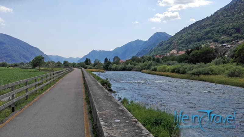 ciclabile e fiume chiese