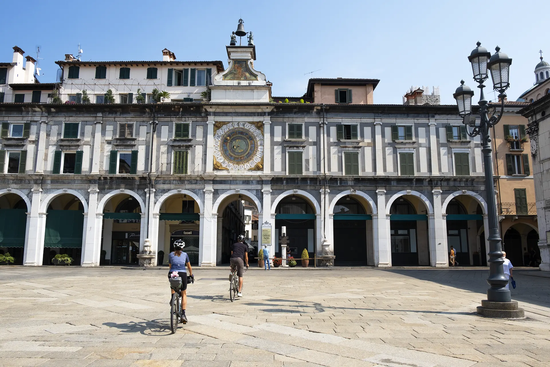 02 piazza della loggia bergamo verona in bici