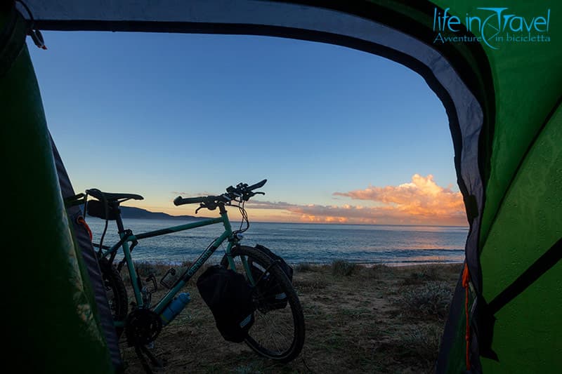notte in tenda spiaggia corsica