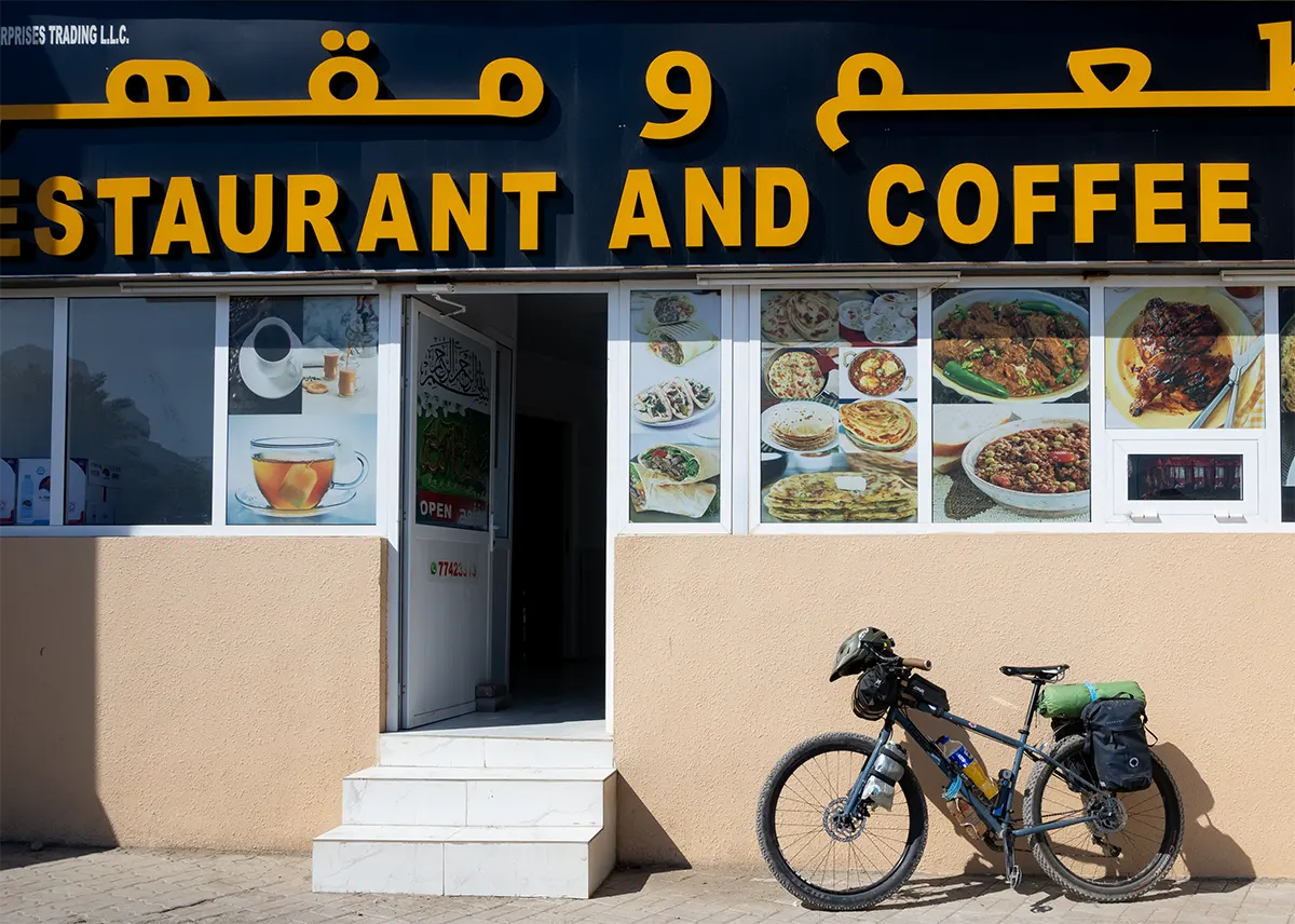 oman in bici ristorante