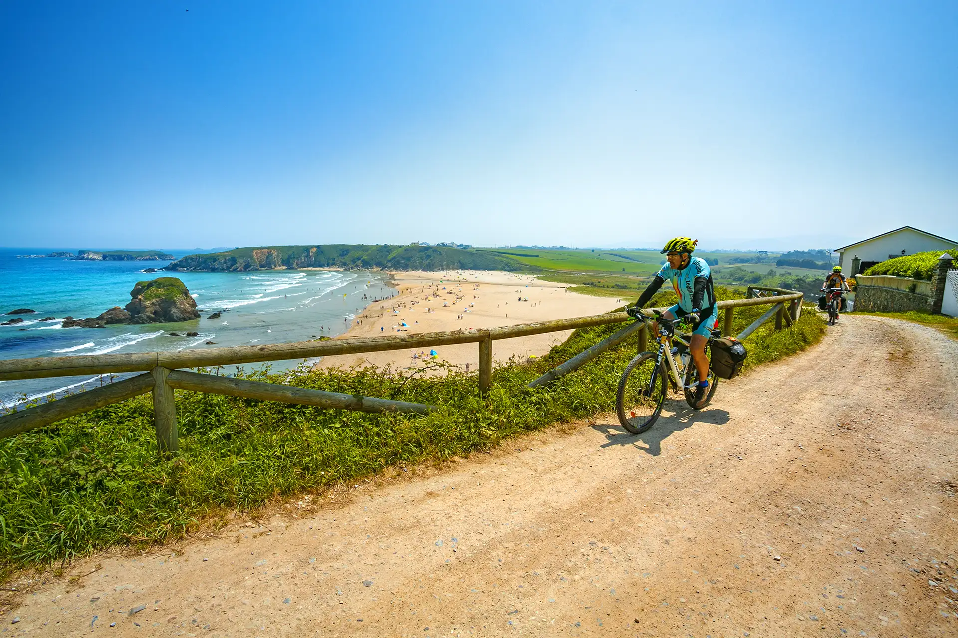 Ciclisti spiaggia Penarronda-Castropol Camino de la Costa @ Turismo Asturias