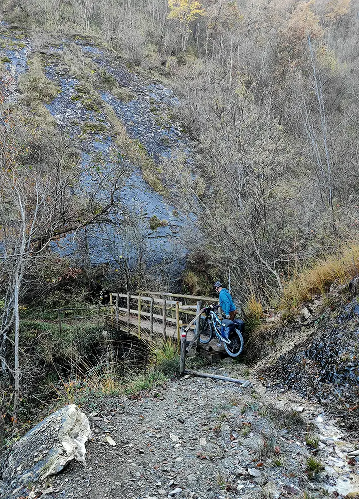 in bici al purgatorio passerella sentiero