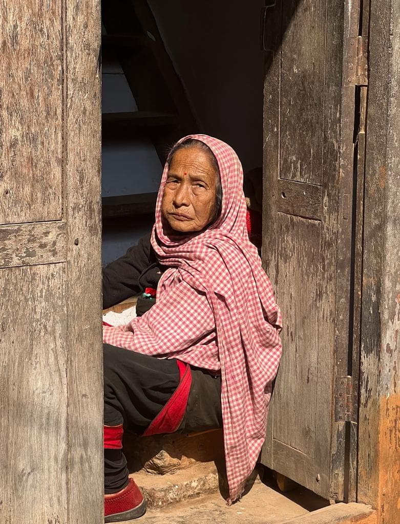 Anziana in Nepal