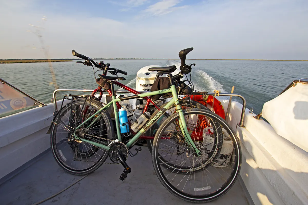 bici e barca in laguna
