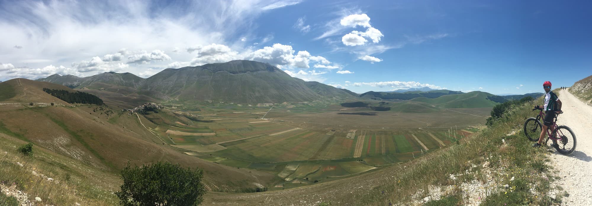 panoramica piana di castelluccio in bici