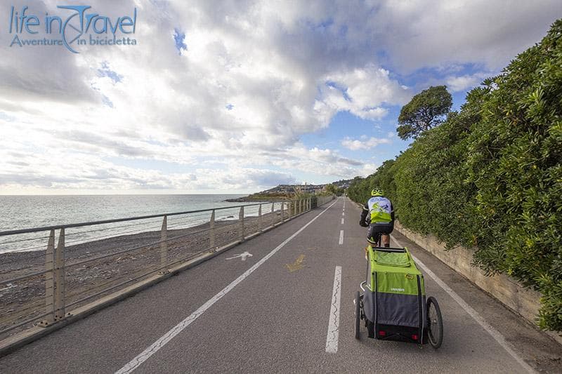 in bici con carrello ciclabile dei fiori