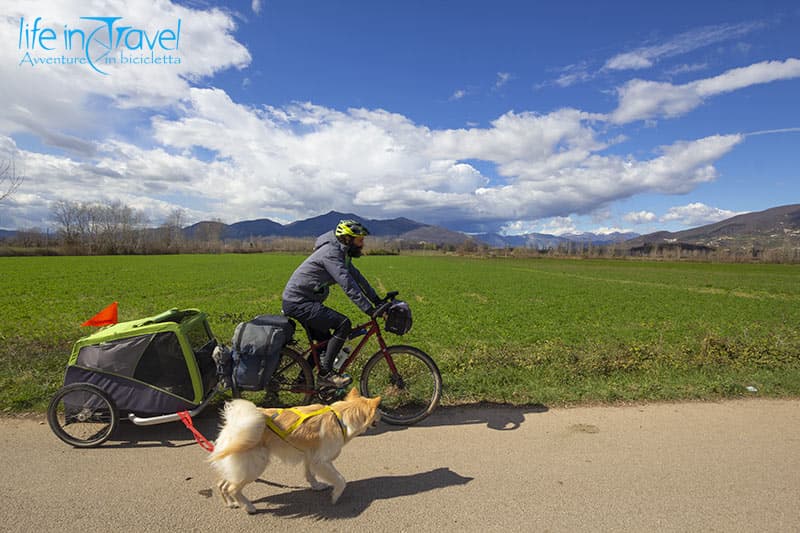 pedalando sulla ciclovia del volturno con nala