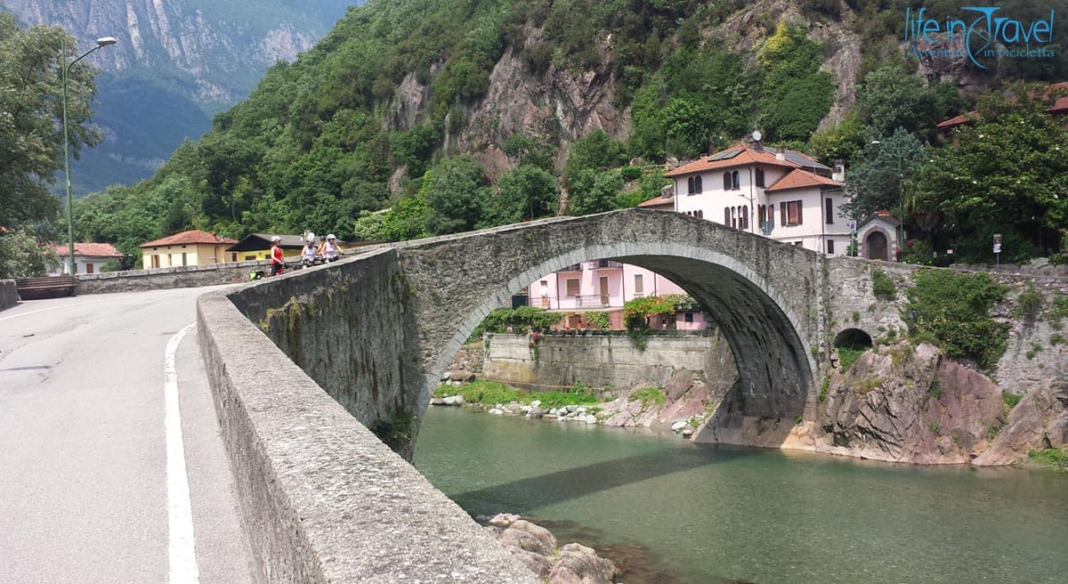 07 ciclovia dell oglio scendendo verso il lago
