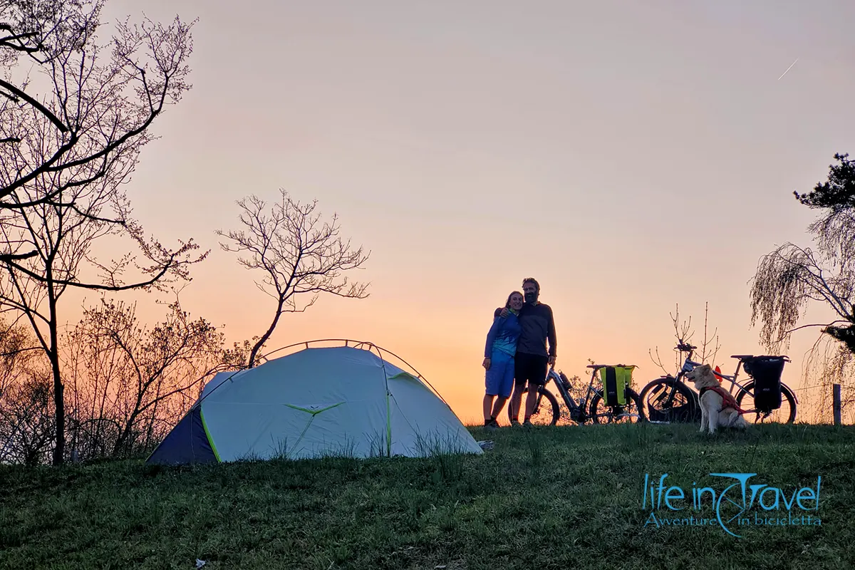 viaggio in bici elettrica tramonto