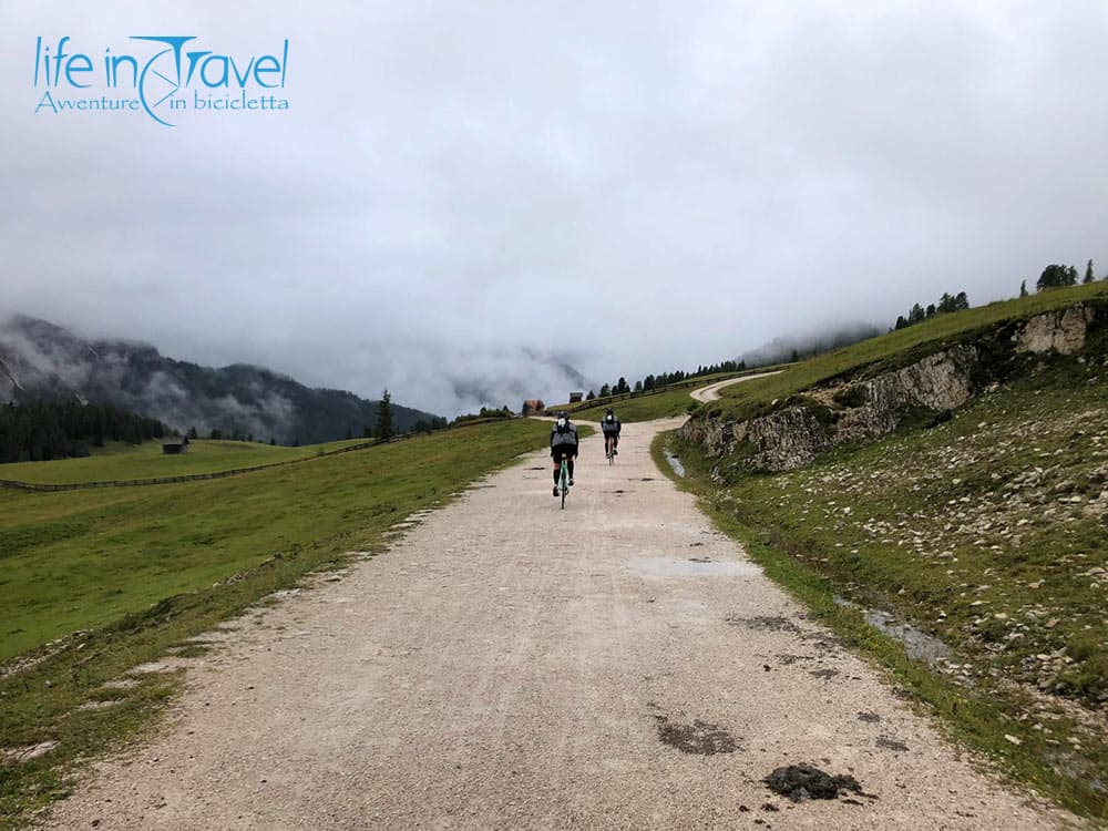 pedalando eroica dolomiti nuvole