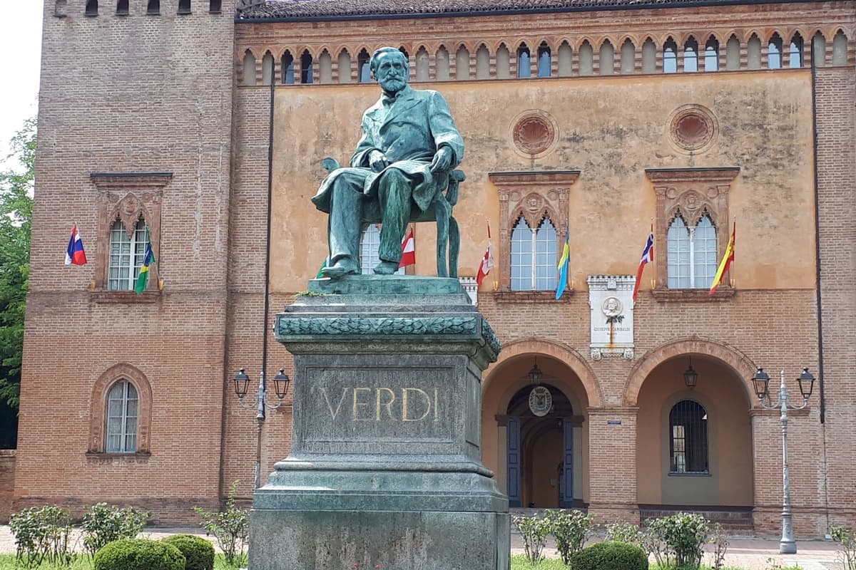 8 Verdi statua