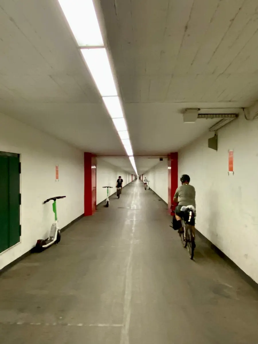 Tunnel ciclabile sotto acqua