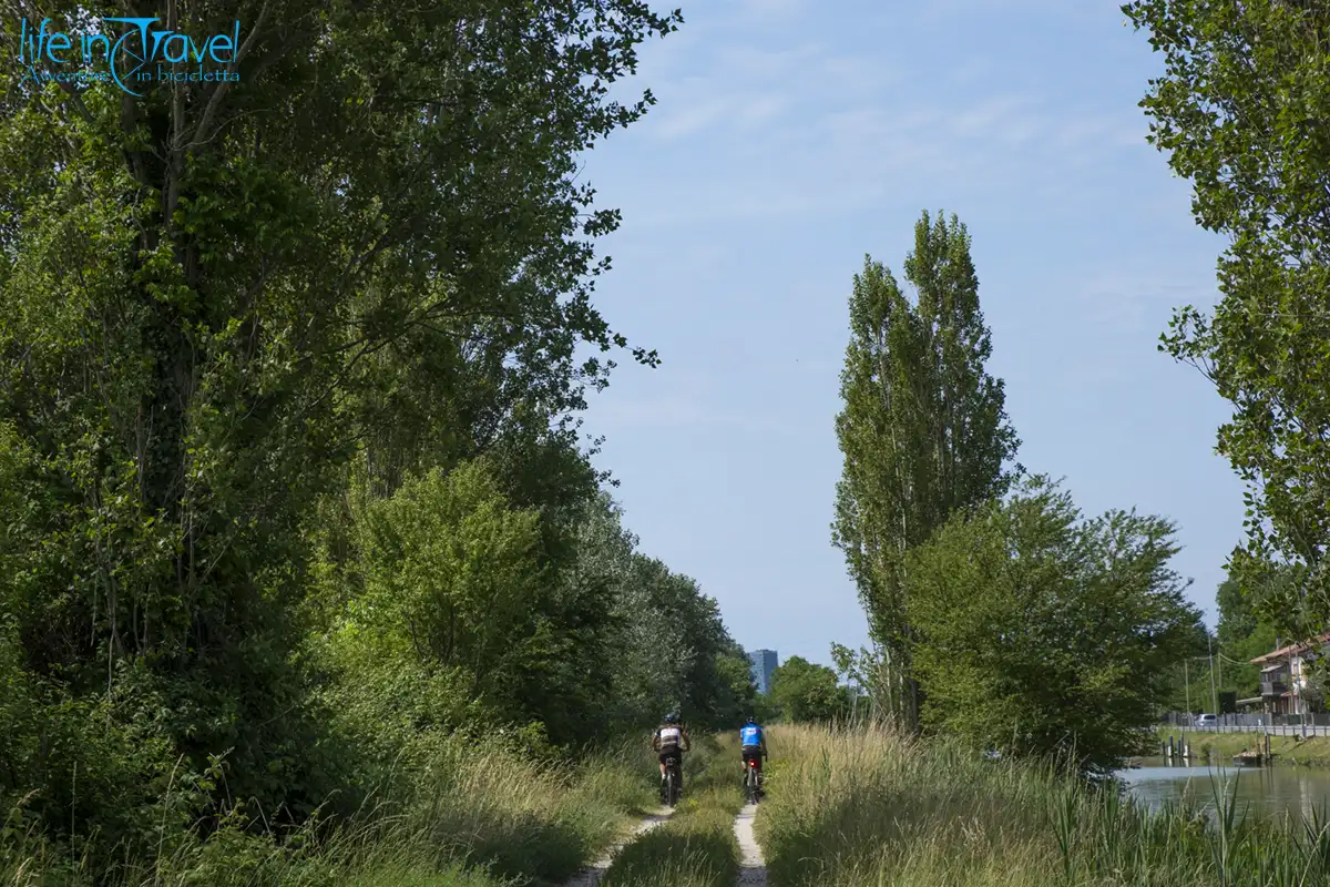 lungo canale sterrato