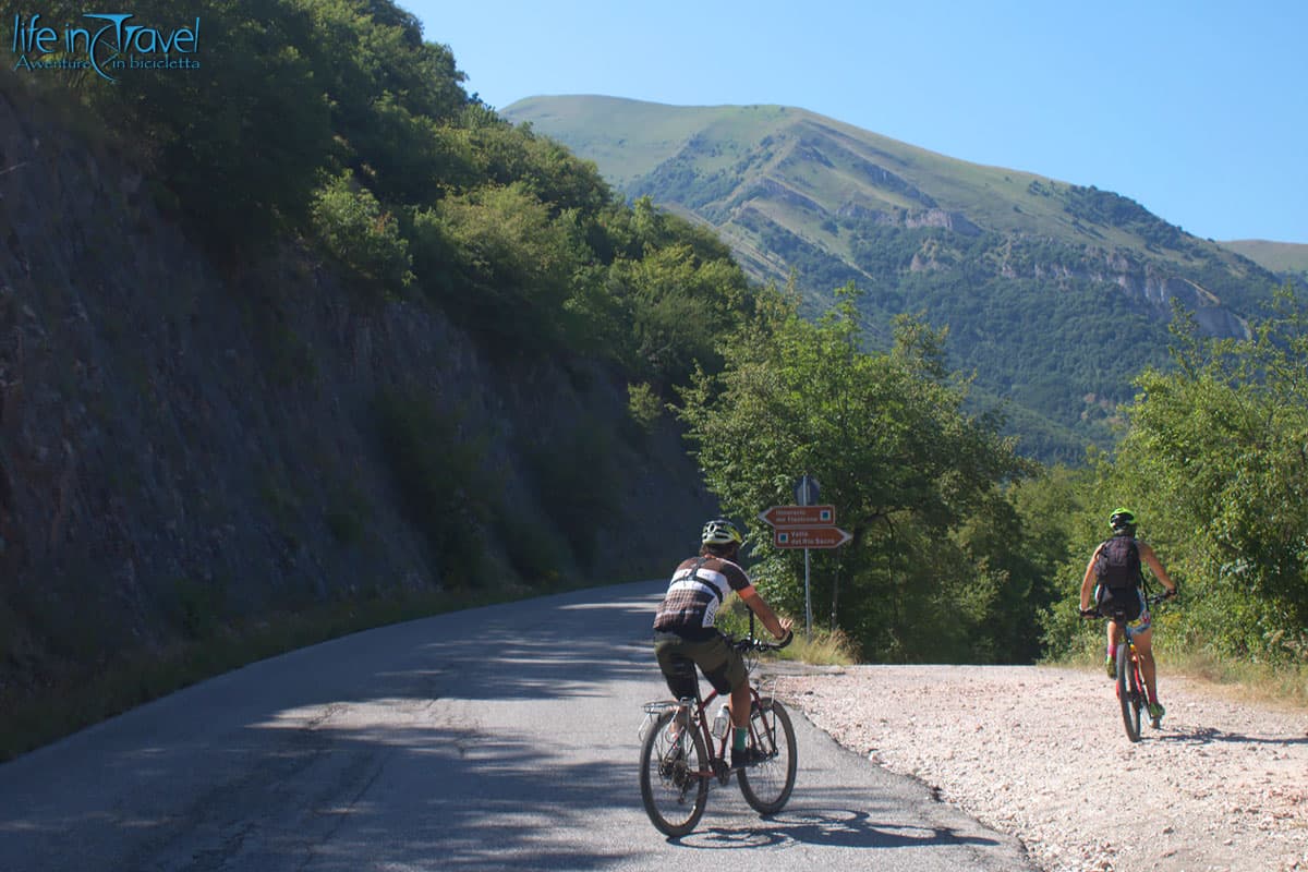 01 lago di fiastra in bici