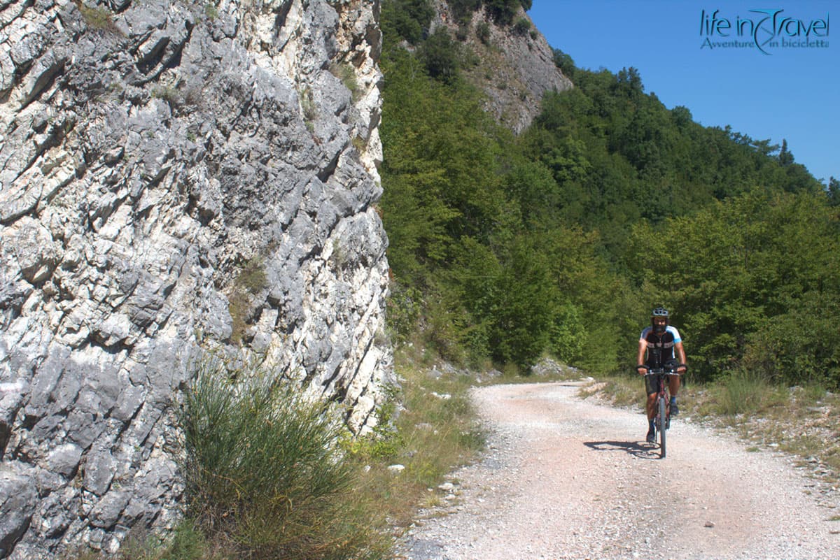02 lago di fiastra in bici