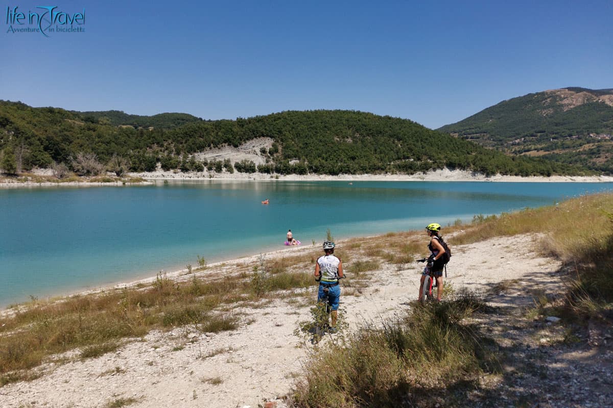04 lago di fiastra in bici