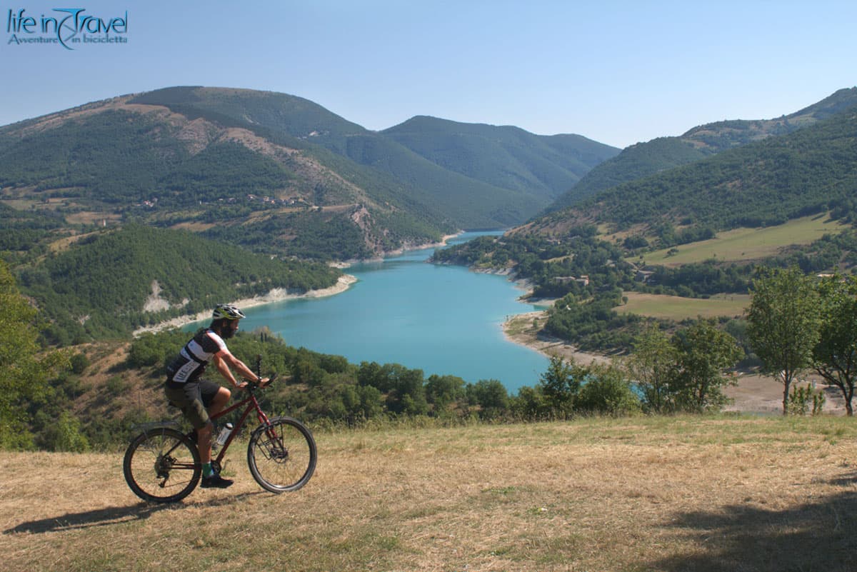 06 lago di fiastra in bici