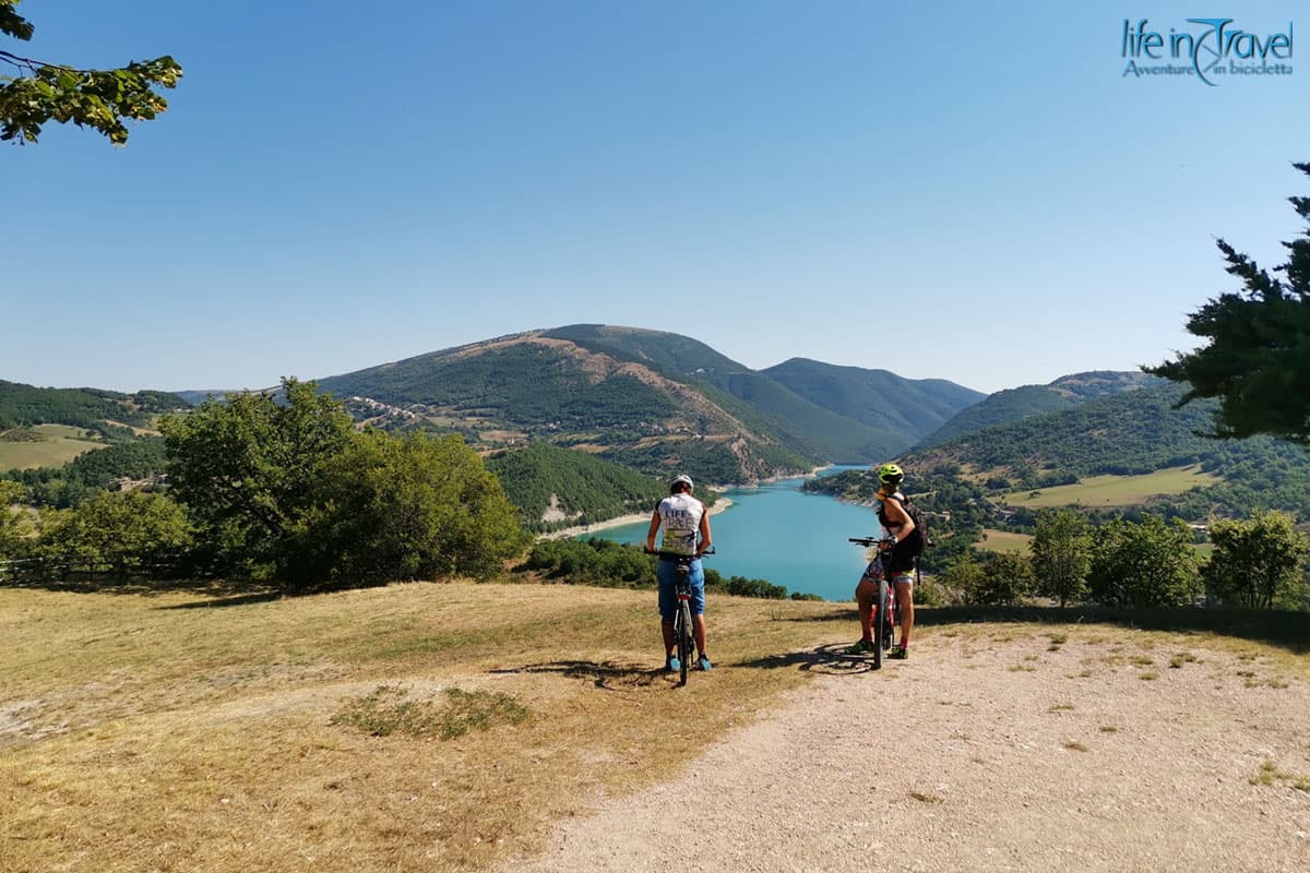 10 lago di fiastra in bici