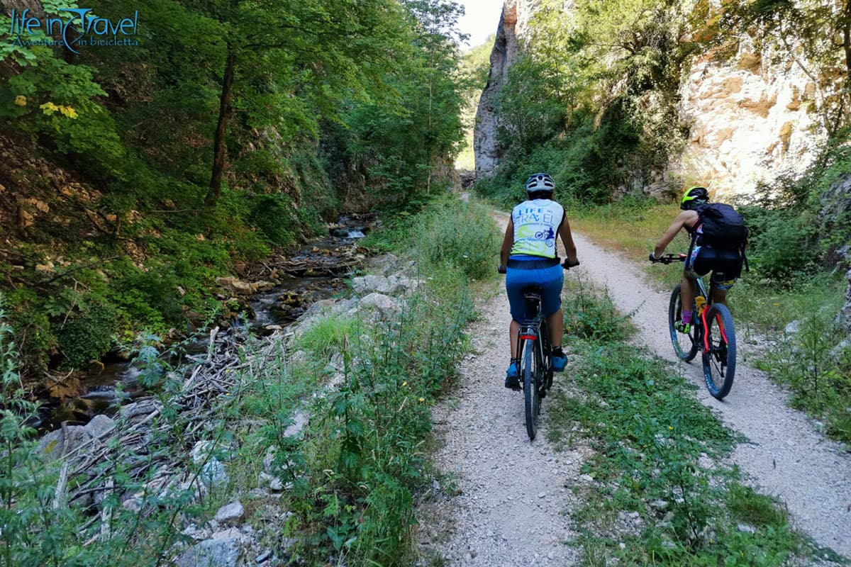 14 lago di fiastra in bici