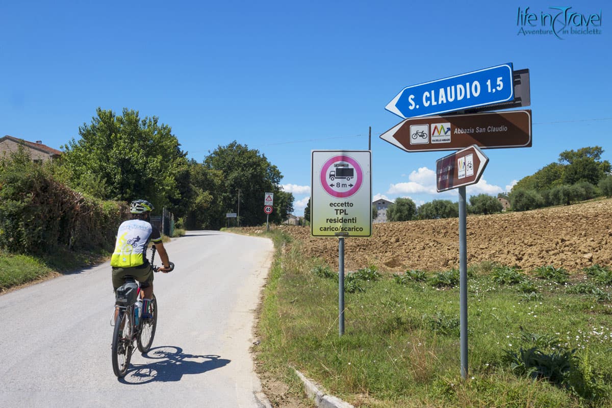 Marche in bicicletta 08 indicazioni via delle abbazie
