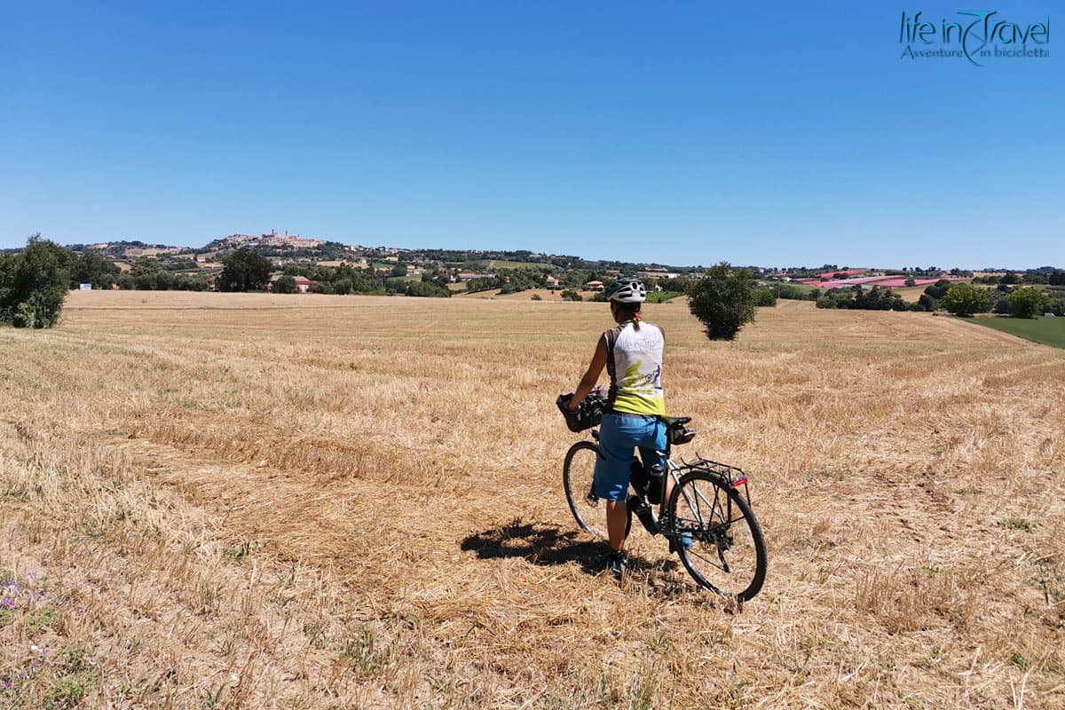 Marche in bicicletta 09 panorama su montecosaro