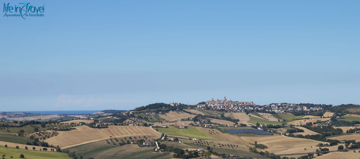 Marche in bicicletta 16 panorama potenza picena e mare
