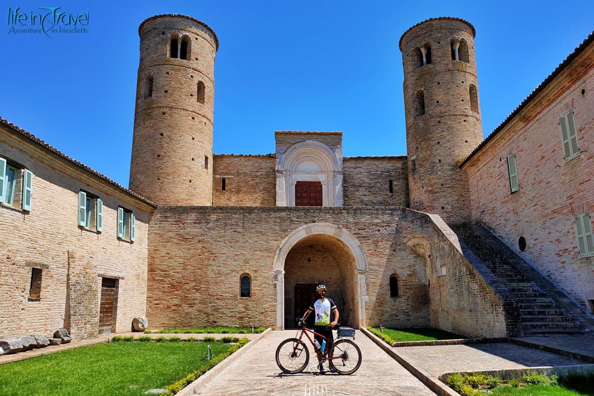 Marche in bicicletta 19 abbazia san claudio in bici