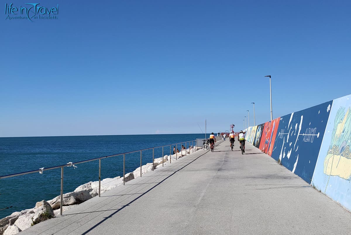 Marche in bicicletta 22 molo colorato in bici civitanova marche